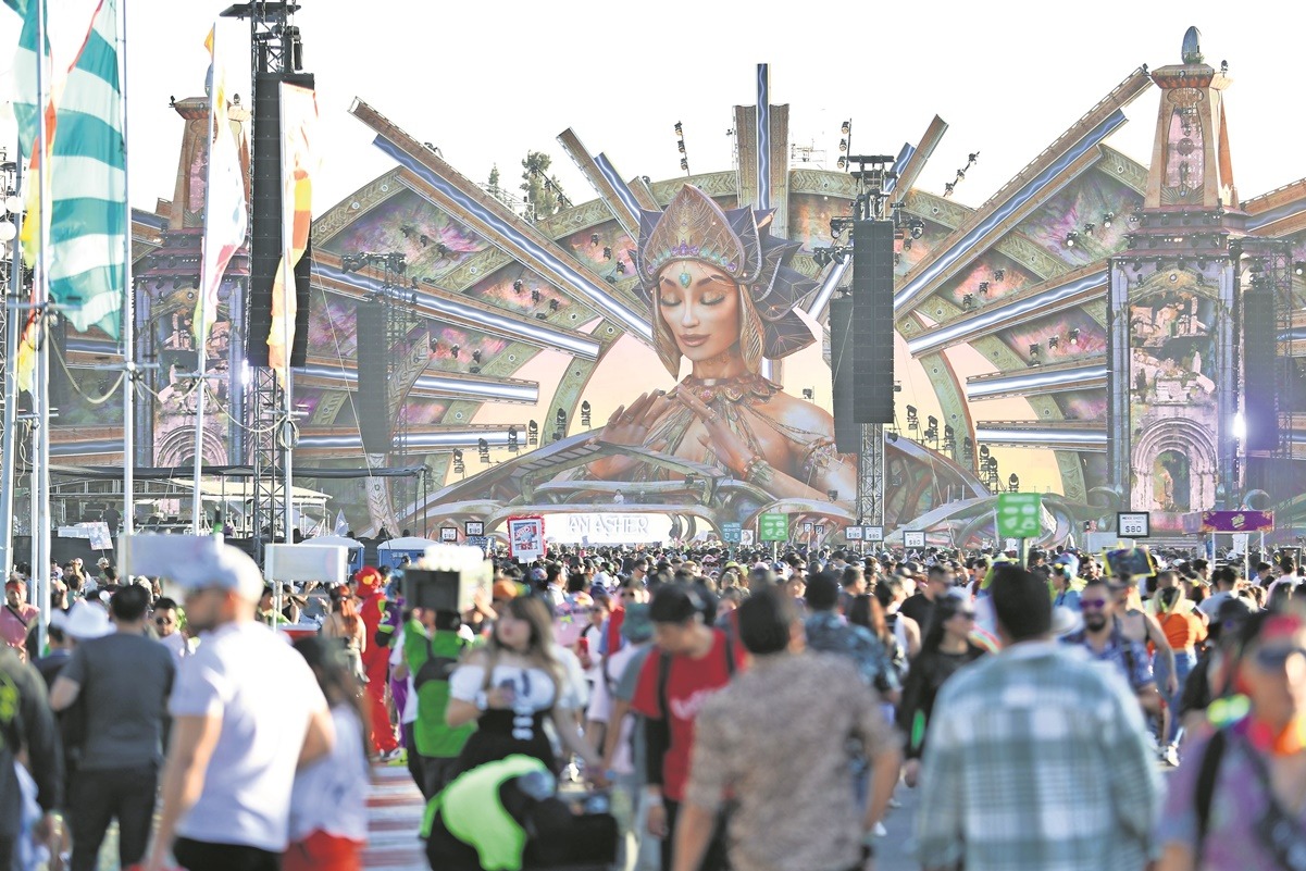 EDC cierra con fiesta multicolor su aniversario