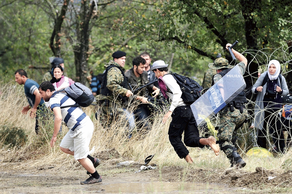 Refugiados avanzan pese a cerco policial en Macedonia