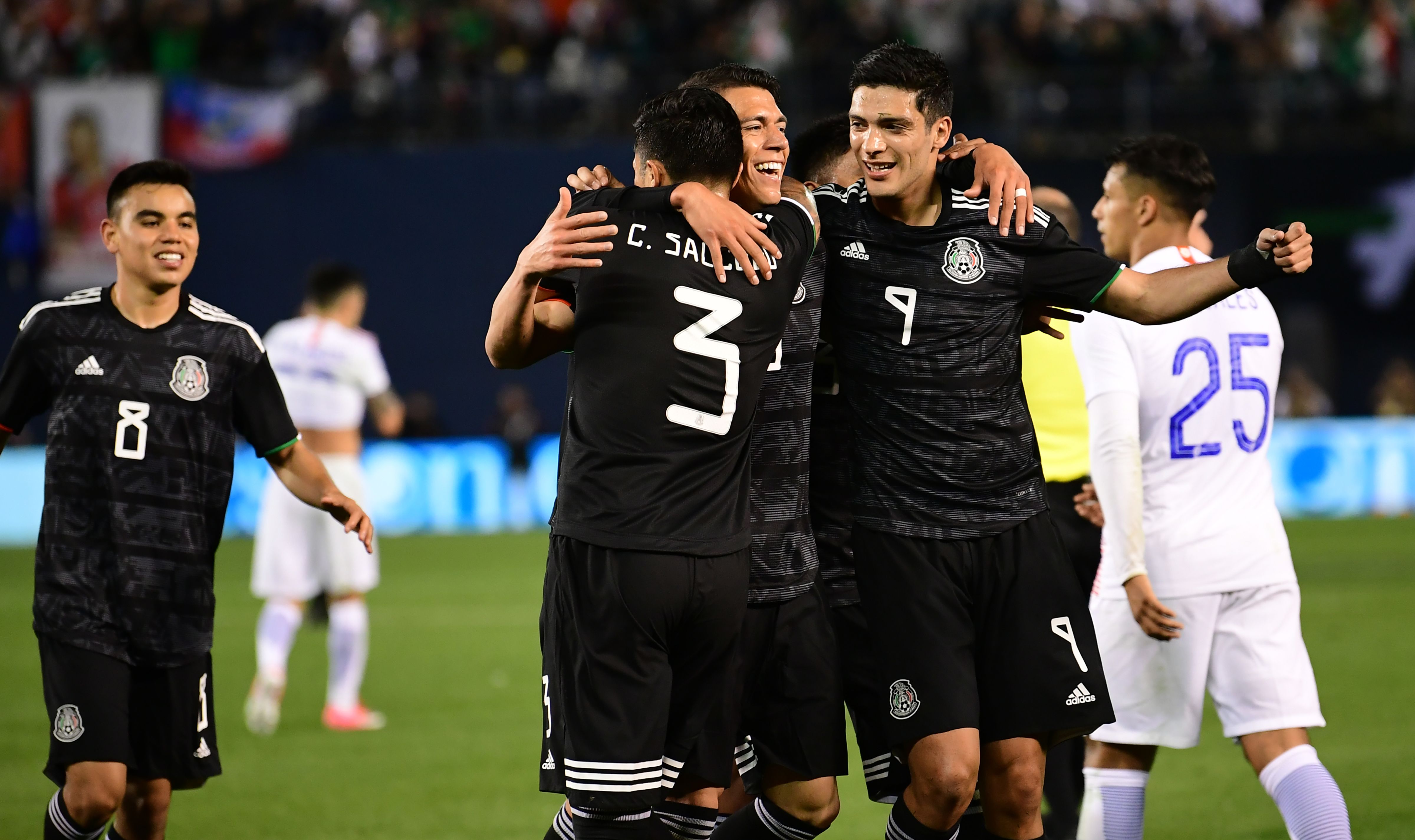 México vence a Chile en el debut del "Tata" Martino