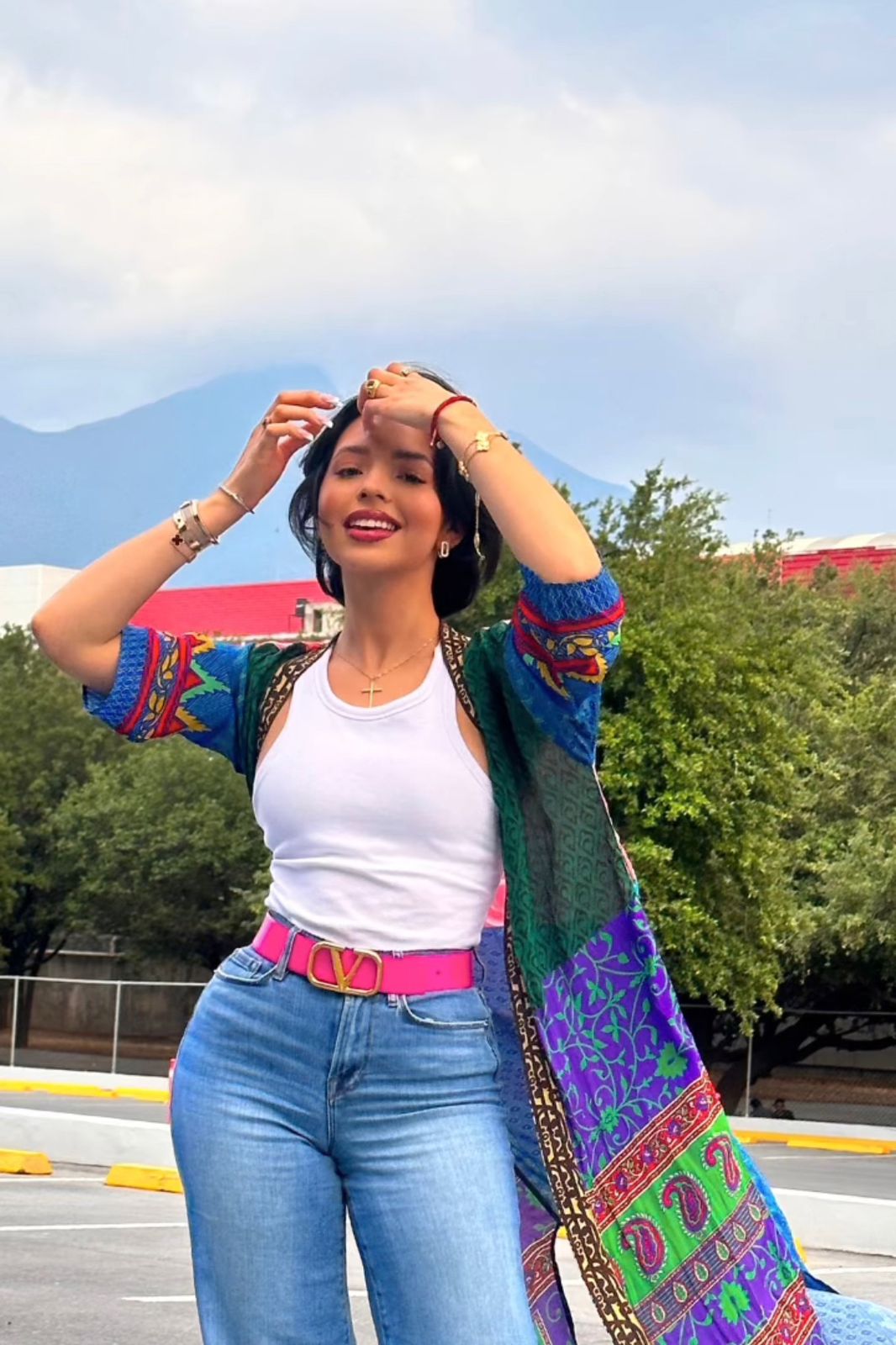 Ángela Aguilar luce jeans acampanados que estilizan la figura