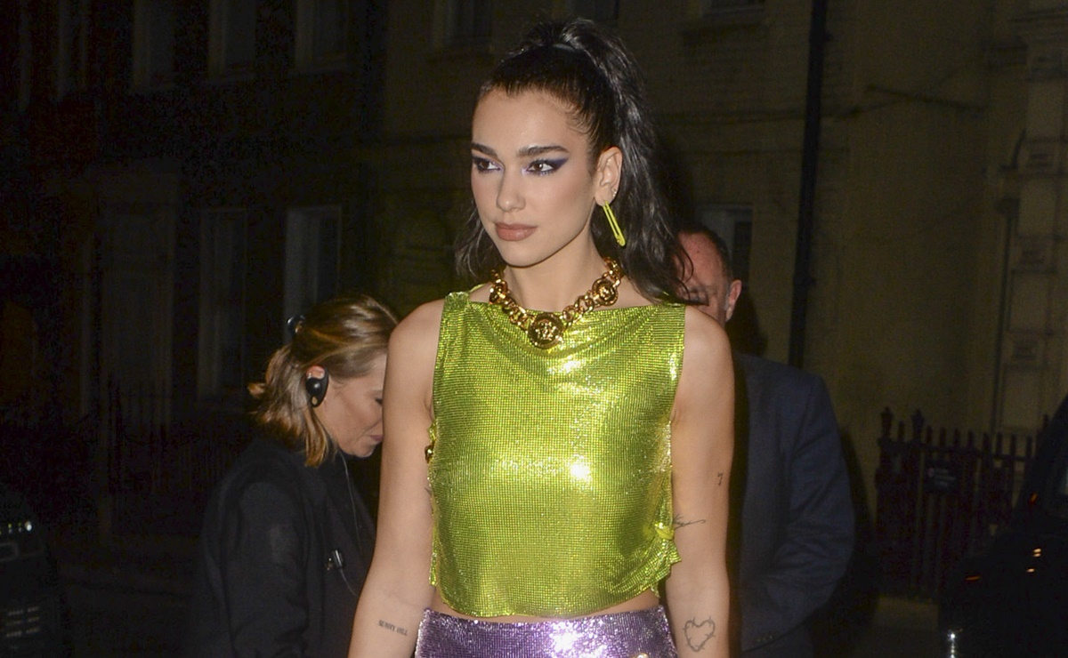 Dua Lipa y la arriesgada microfalda Versace que lució en Londres