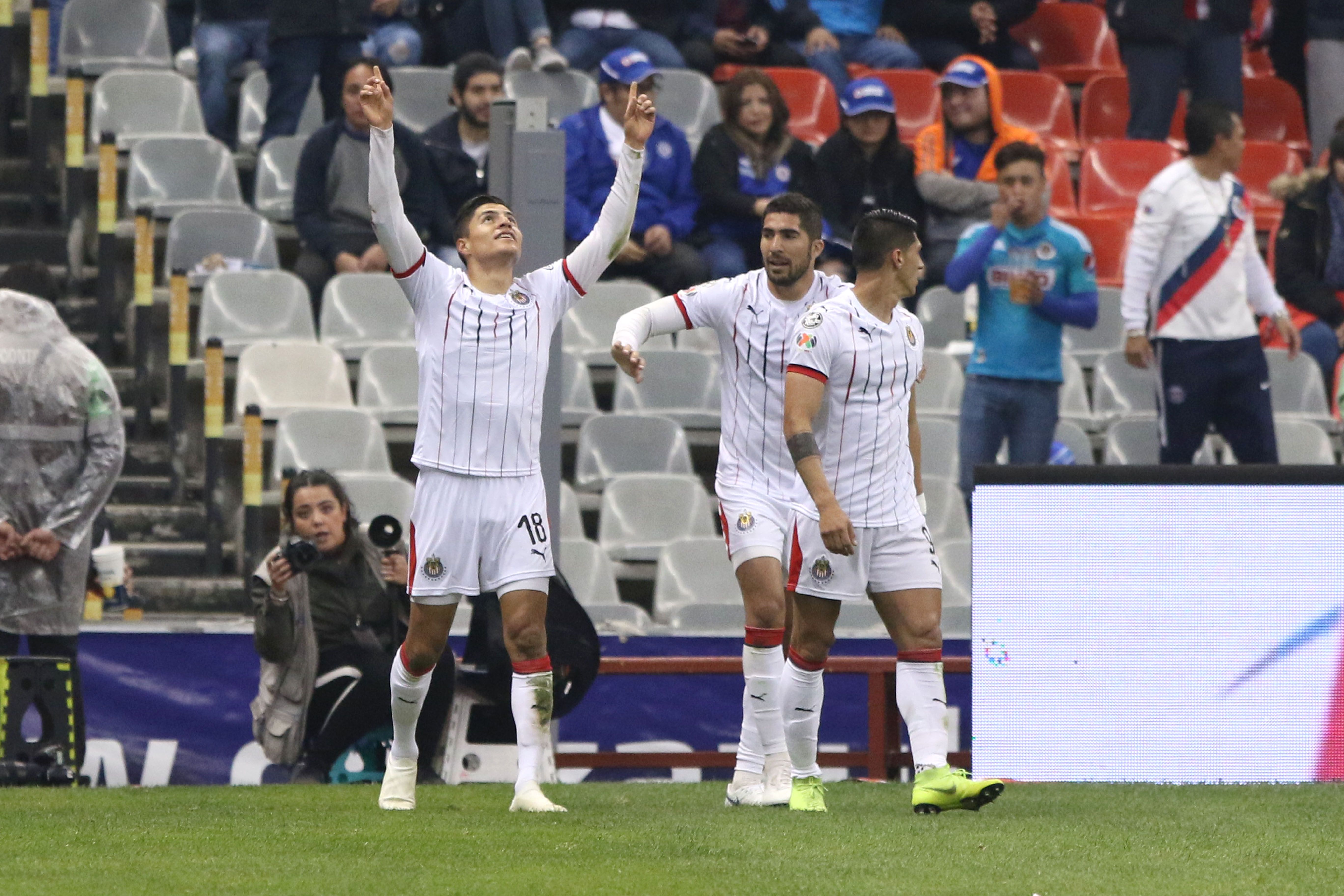 Las Chivas sacan tres puntos del Azteca ante el Cruz Azul