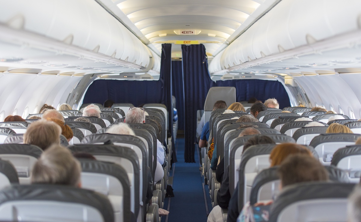 Video. Electrocutan a pasajero por negarse a cambiar de asiento en avión