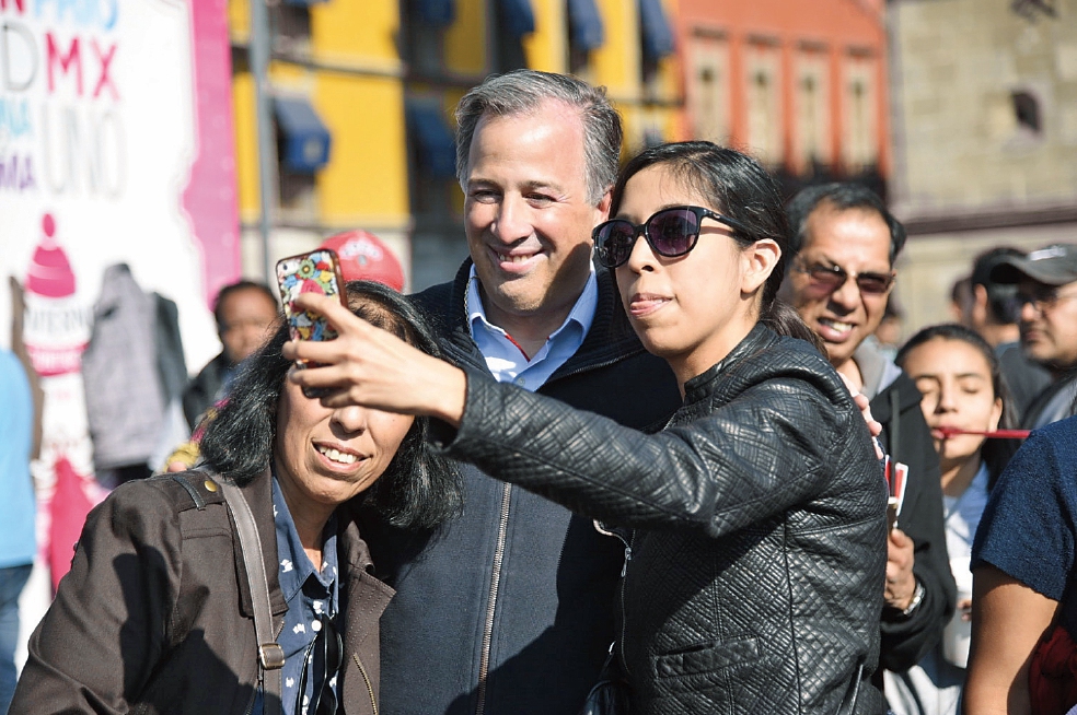 Meade recorre el Centro Histórico y se toma "selfies"