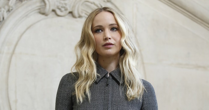 Jennifer Lawrence cautiva con minivestido de impacto en París 