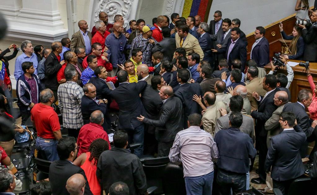 Chavistas intentan volver a irrumpir en Parlamento venezolano 