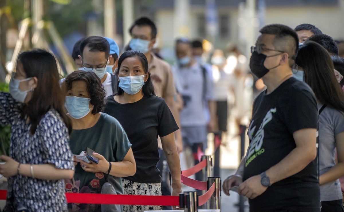 Miles de turistas quedan varados en ciudad del sur de China por brote de Covid-19