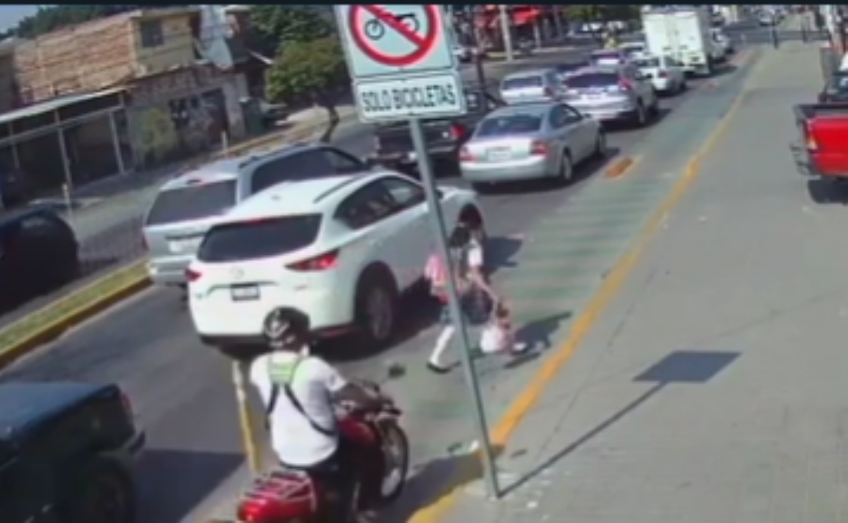 Motocicleta atropella a niña de secundaria en ciclovía de León y huye