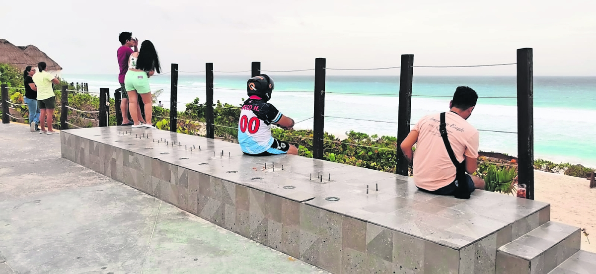 Cancunenses salen a pasear antes de la tormenta