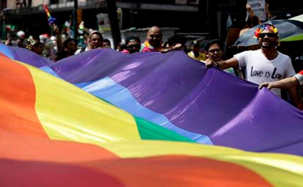 Mexicans march for gay marriage, day after opponents rally