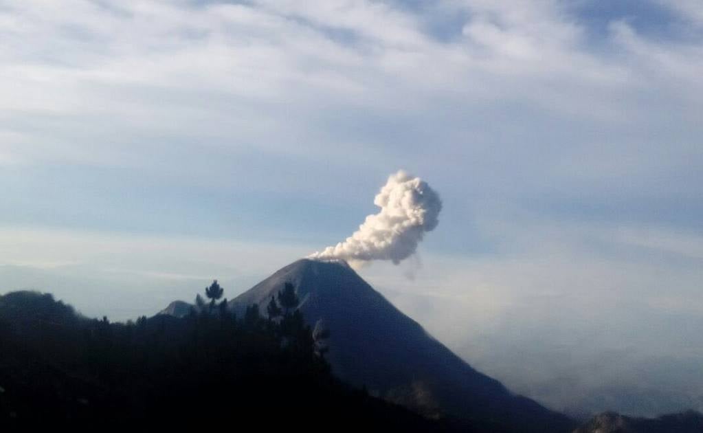Continúa emisión de ceniza y gases en el volcán de Colima