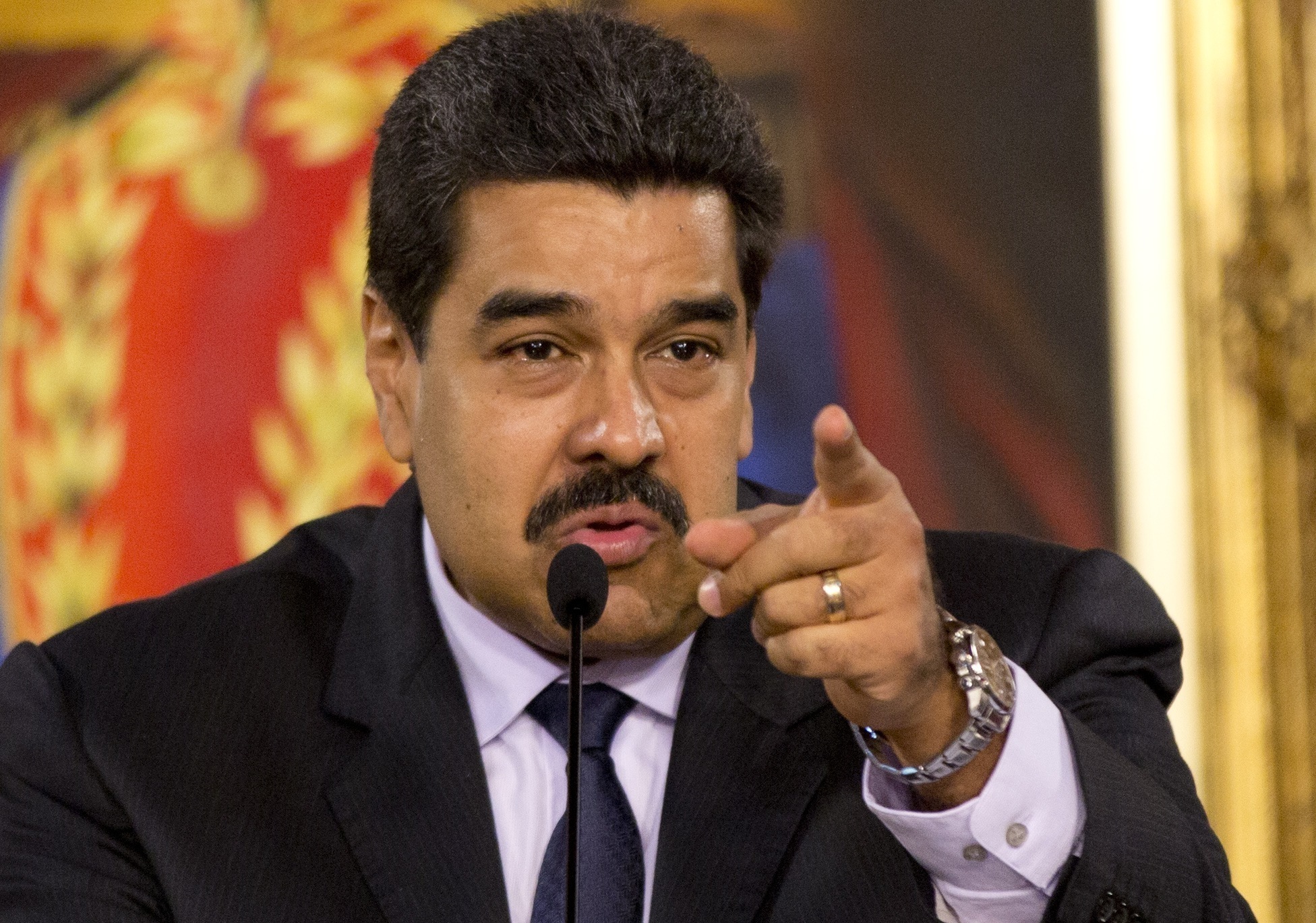 Nicolás Maduro amaga con eliminar inmunidad legislativa
