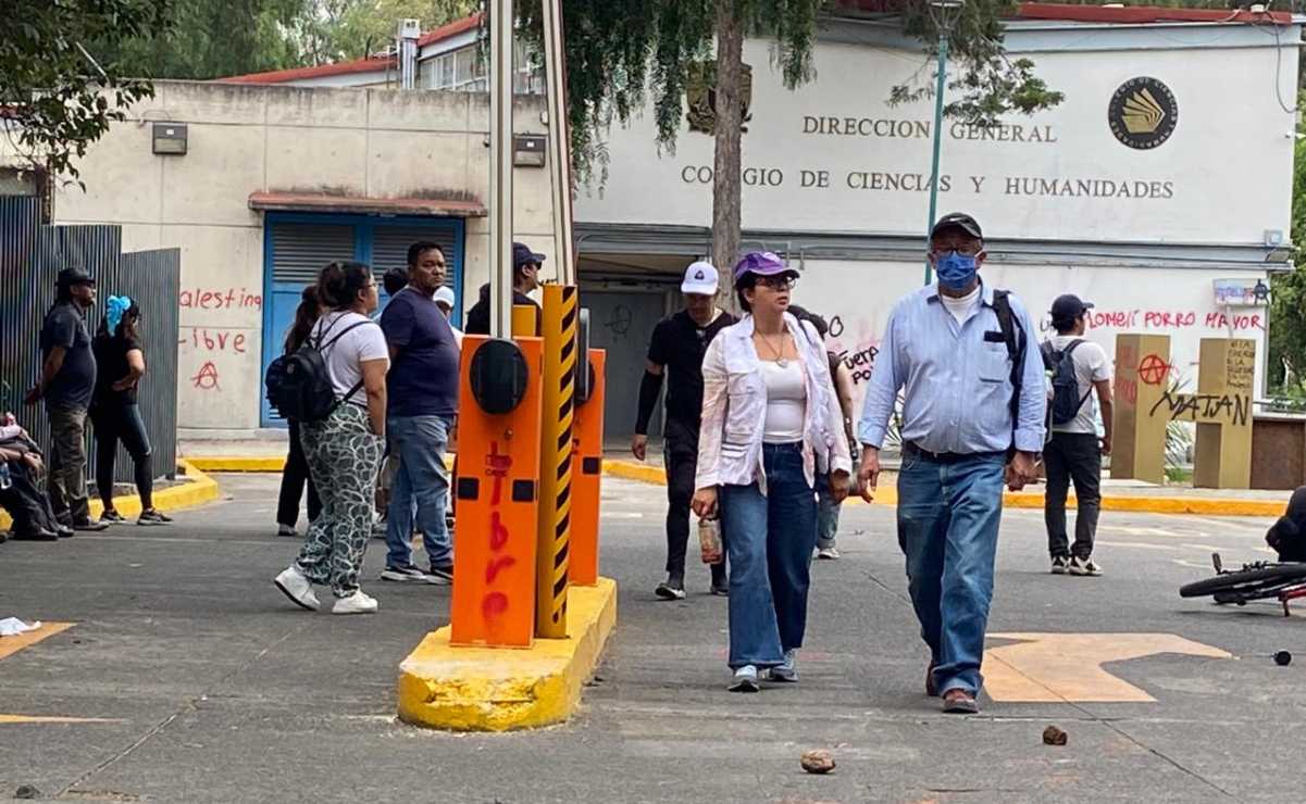 “Exigimos diálogo con rectoría para que nos brinden seguridad": padres y alumnos del CCH Naucalpan se manifiestan en CU