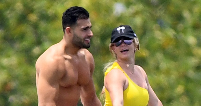 Britney Spears vacaciona con su novio e impacta con bikini en Miami