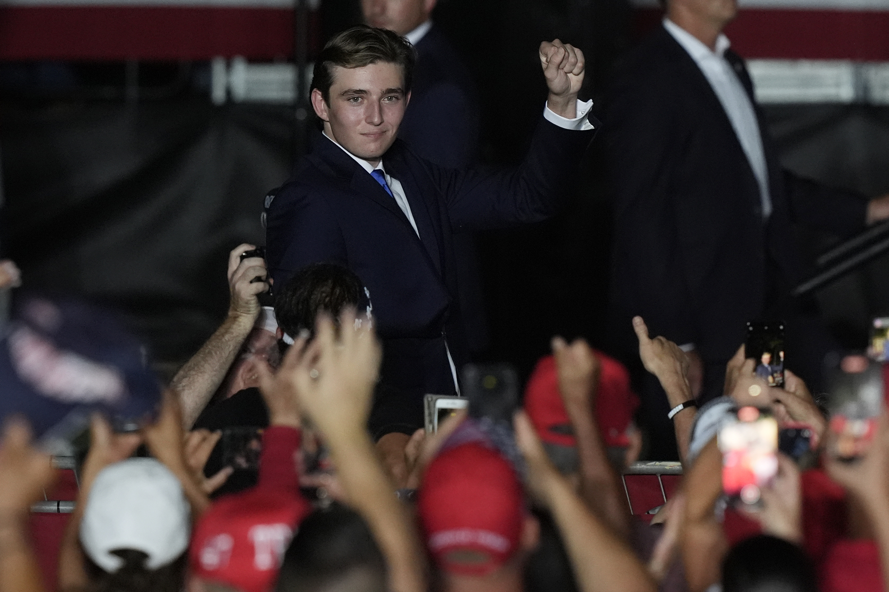 ¡Como dos gotas de agua! Foto muestra el parecido de Barron con Donald Trump cuando era joven