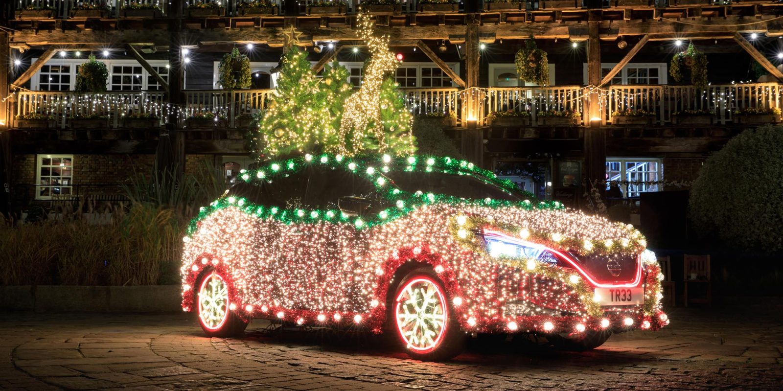 Este Nissan Leaf es un árbol de Navidad con ruedas