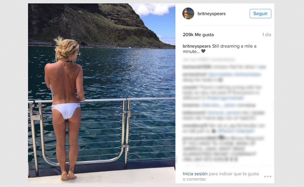 Britney Spears posa topless frente al mar  