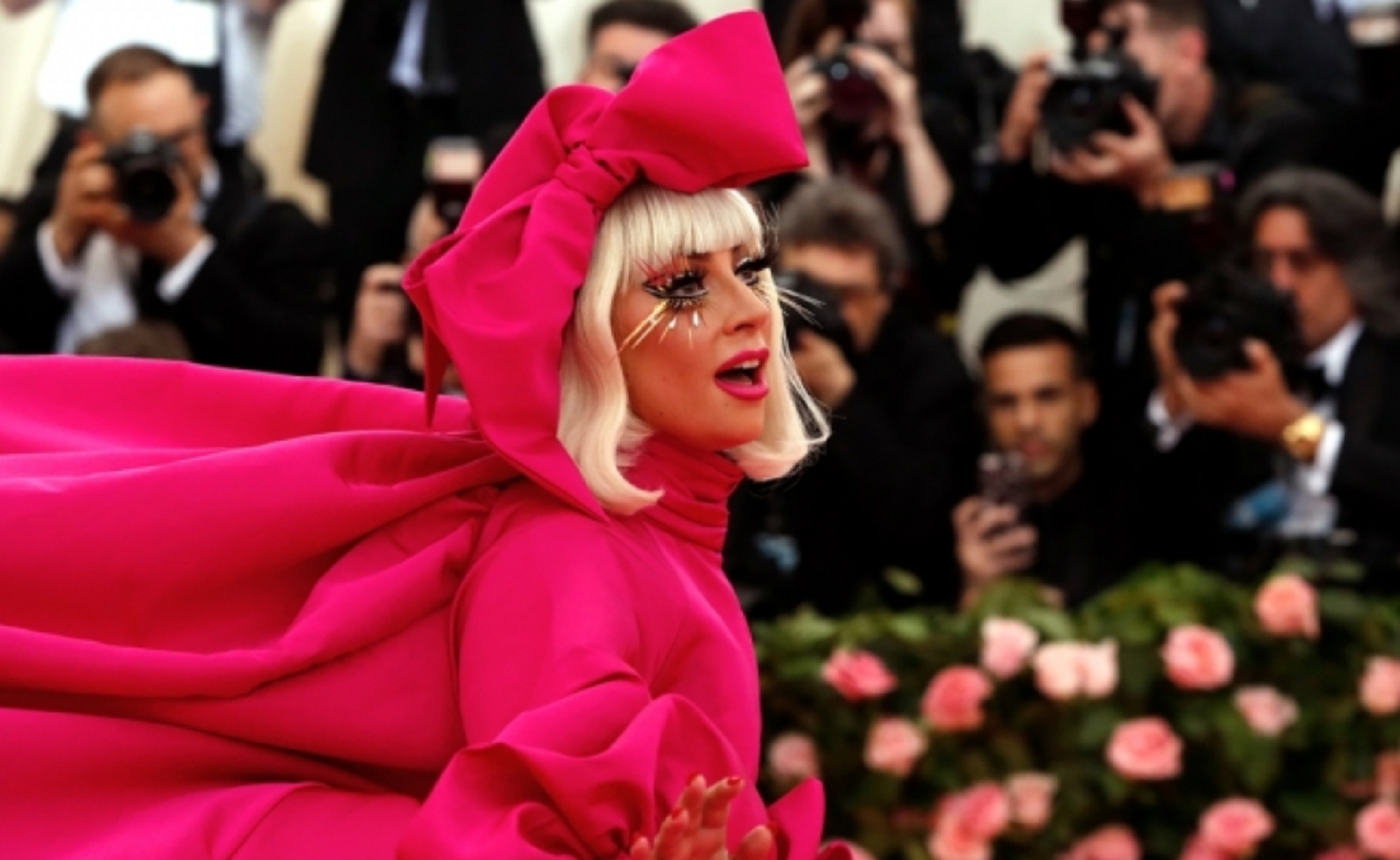 Lady Gaga sorprende en la gala del MET