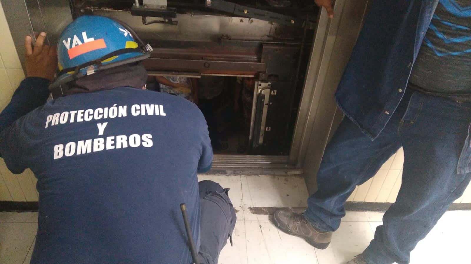 Dos adultos mayores quedan atrapados en elevador del Issste en Veracruz