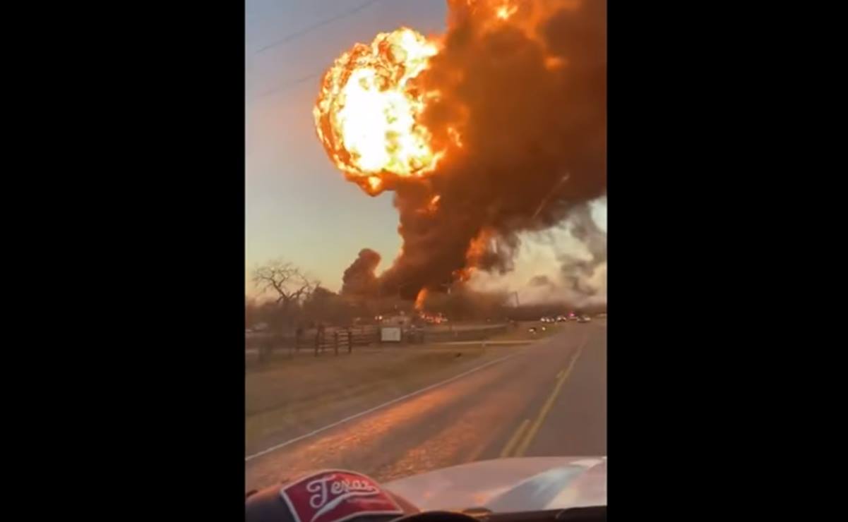 Choque entre tren y remolque en Texas provoca explosión e incendios; no se reportan heridos