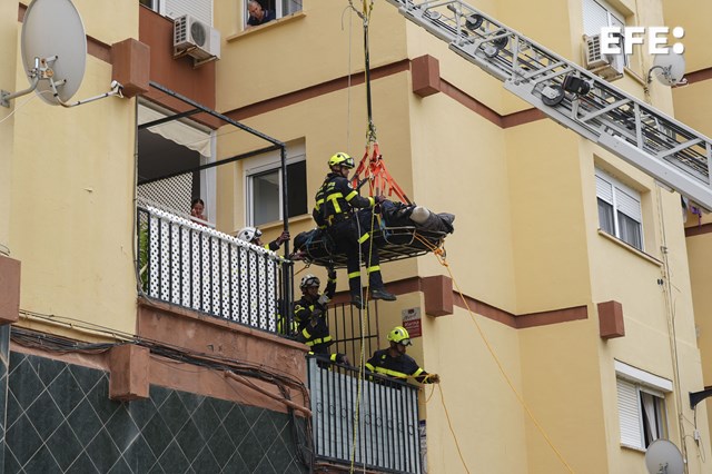 VIDEO: Hombre de 300 kilos es evacuado por un balcón y trasladado al hospital con una autogrúa