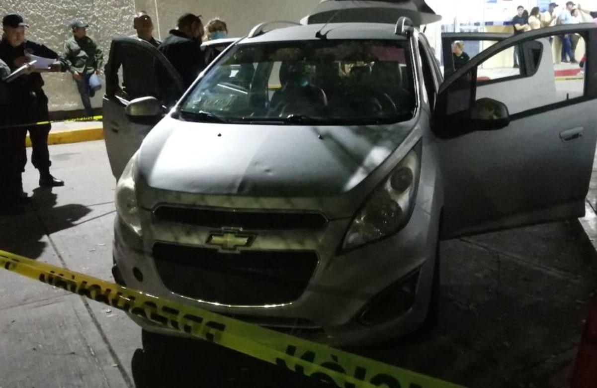 Atacan a balazos a pareja con bebé en brazos que viajaba en taxi de aplicación en Culiacán