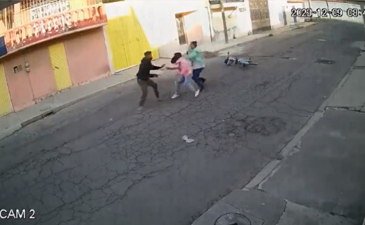 VIDEO: Sujeto intenta robar a menor en Ecatepec; madre lo enfrenta y logra rescatar a su niña