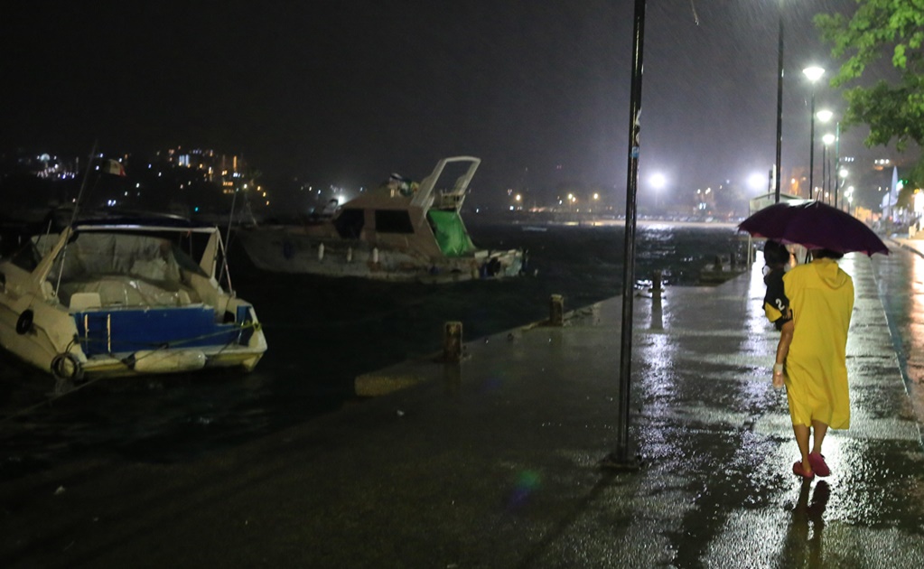 Tormenta “Carlotta” tira espectaculares y árboles en Acapulco