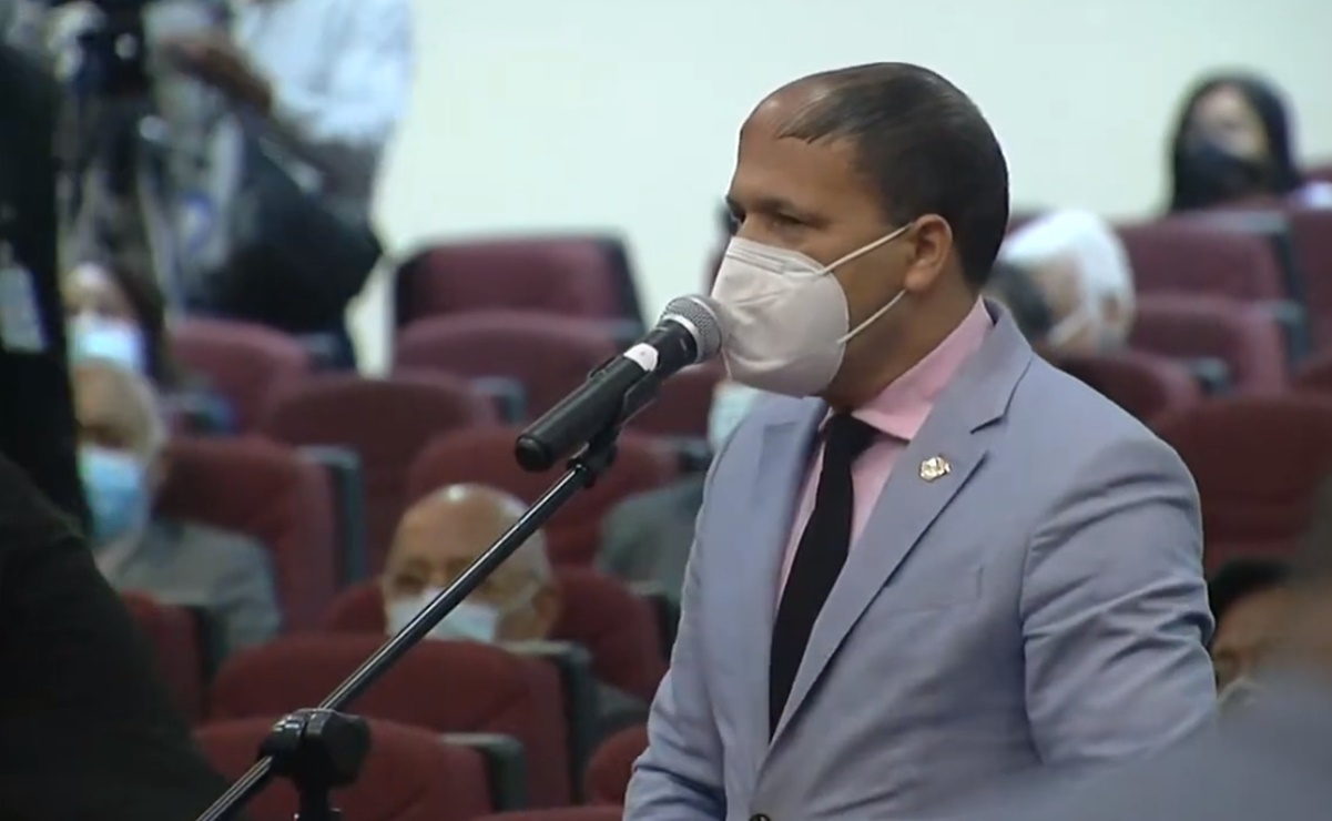 Diputado de República Dominicana toma el micrófono para informar que tiene Covid-19