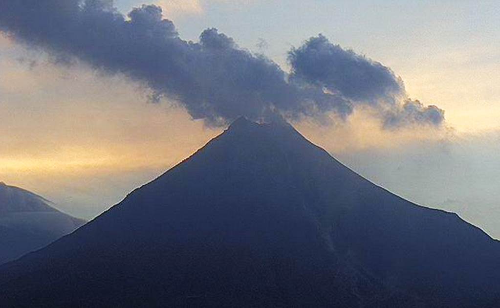 Volcán de Colima emite fumarola de más de mil metros con ceniza