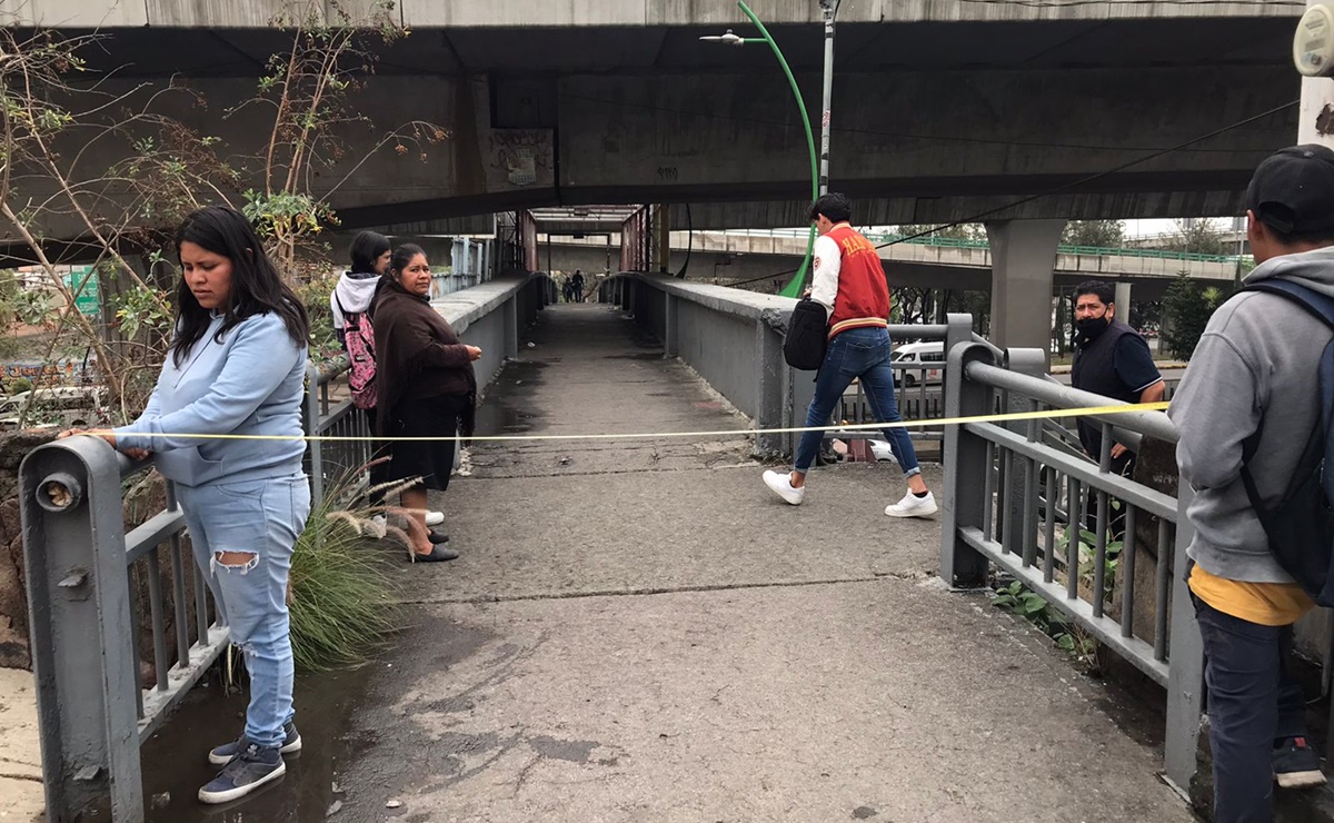 Vecinos piden revisión de puente peatonal, luego de que se subió un auto en Naucalpan