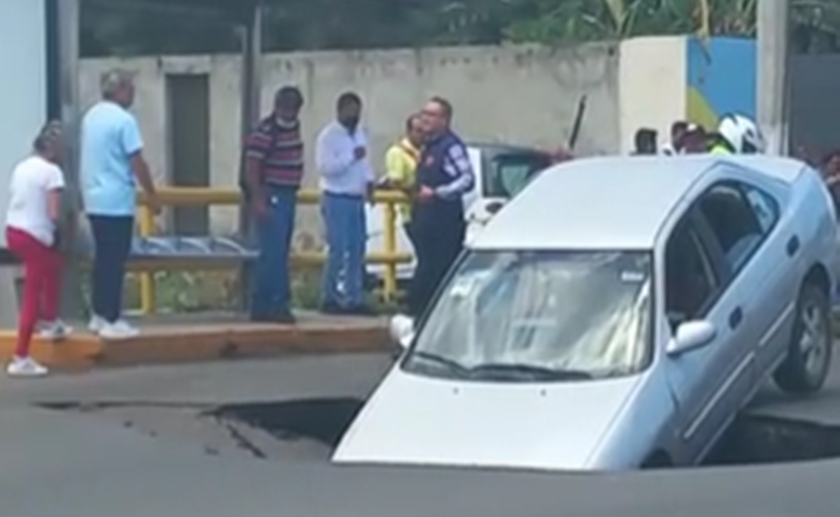 Cae automóvil en socavón en avenida de Morelia, Michoacán