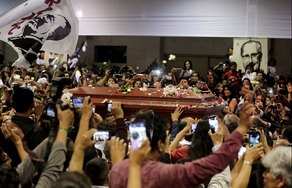 Peruanos dan último adiós al expresidente Alan García