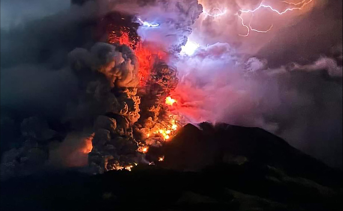 VIDEOS: ¡Rayos y centellas! Así se vio la erupción del volcán Ruang en Indonesia