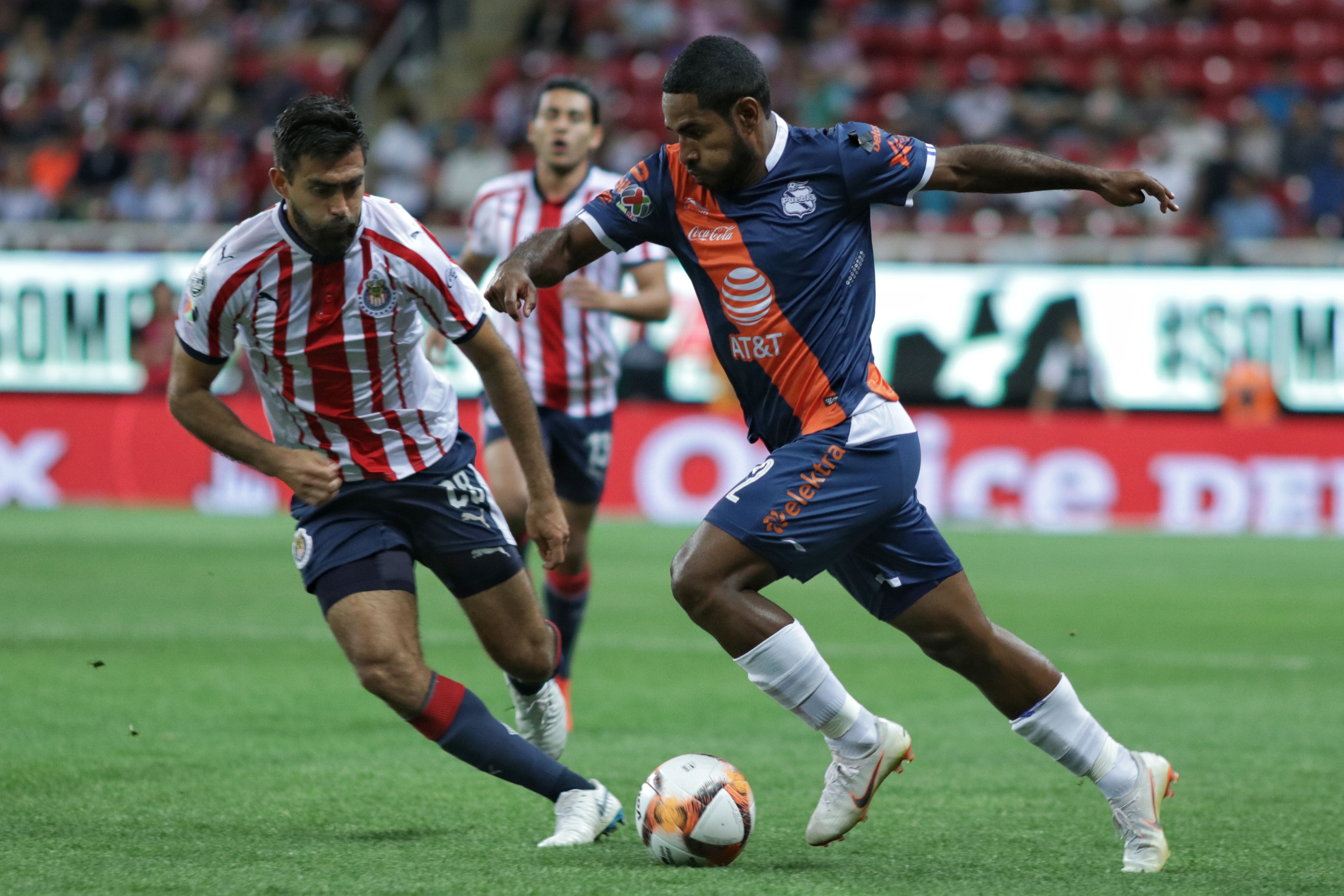 Puebla golea y hunde más a las Chivas