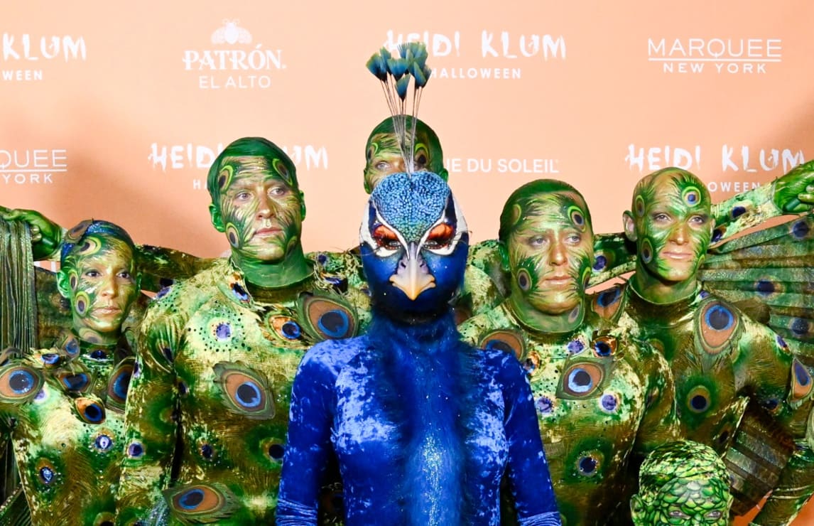 Heidi Klum se convierte en pavo real con ayuda del Cirque du Soleil
