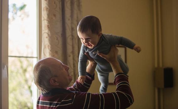 Abuelitos: ¿pueden denunciar si no los dejan ver a sus nietos?