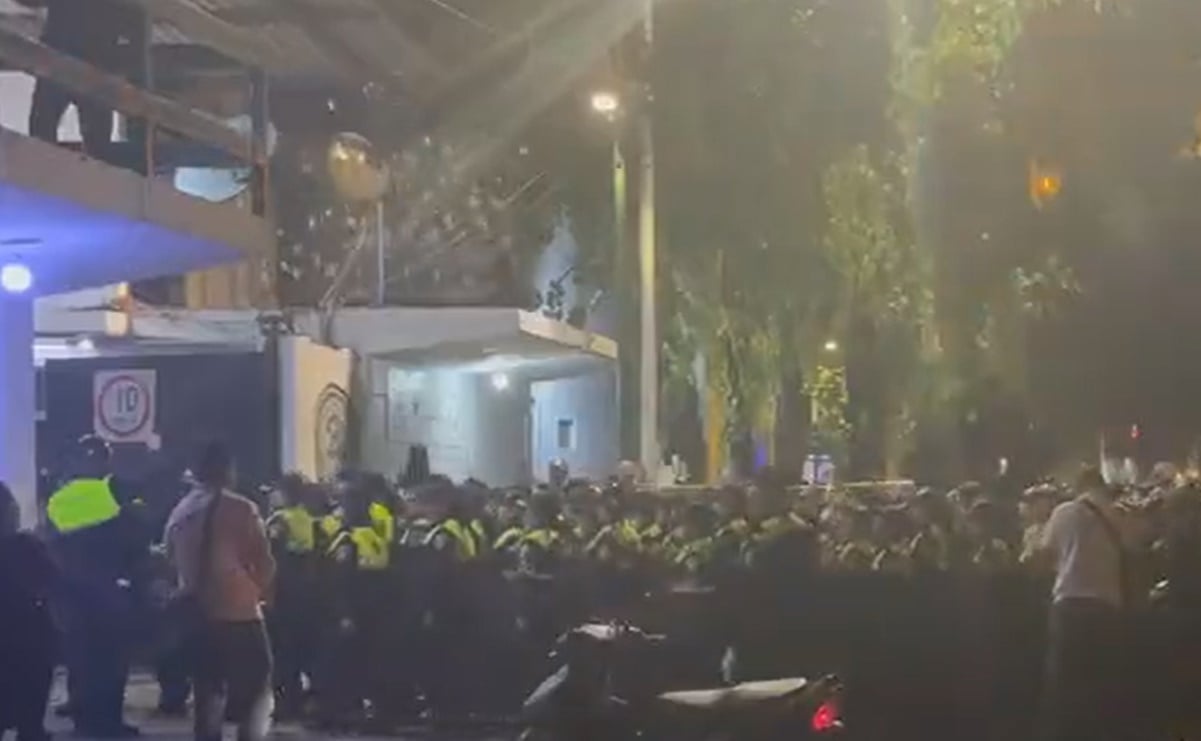 VIDEO: Con pétalos y aplausos reciben a mujeres policías tras su labor durante marcha del 8M