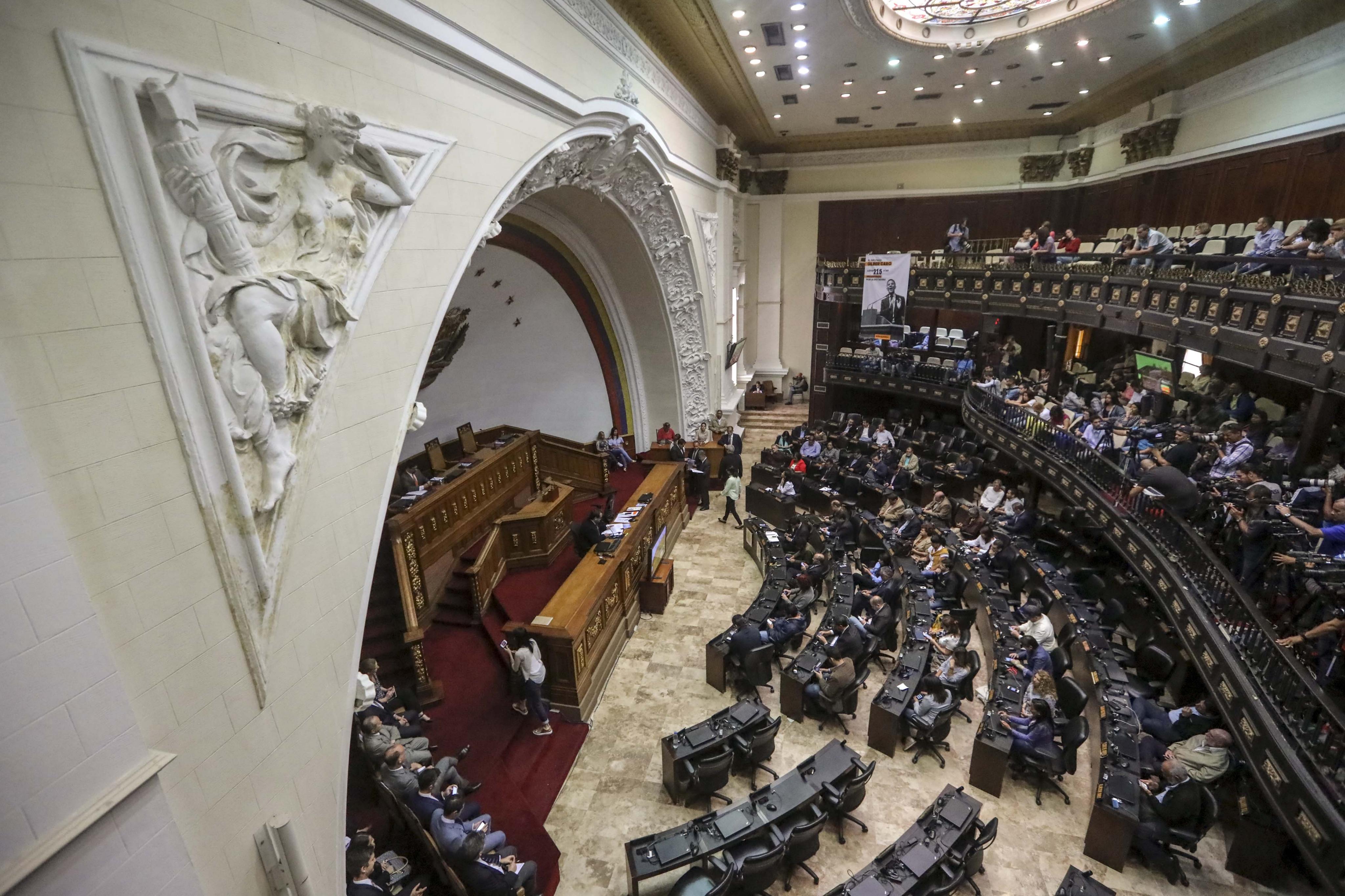 Parlamento venezolano desafía a la Constituyente de Maduro