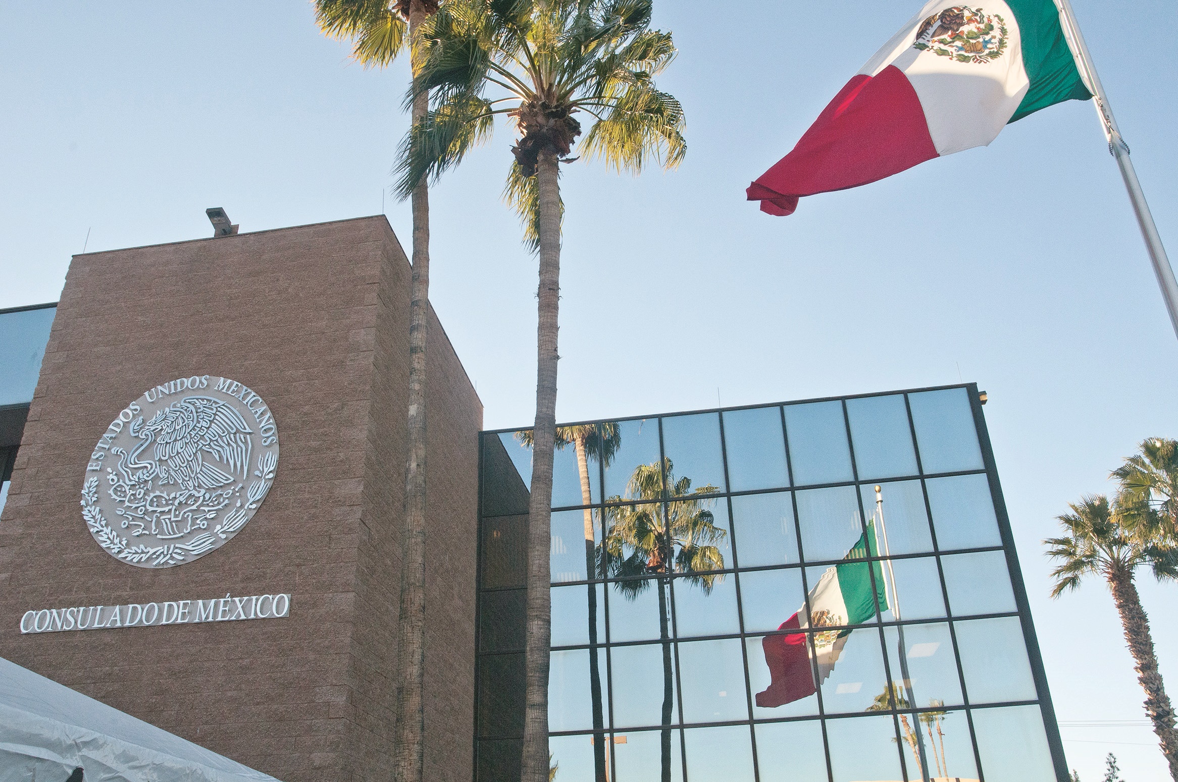 “Le voy a llamar a la Policía”: empleada amenaza a mexicanos en consulado en Las Vegas