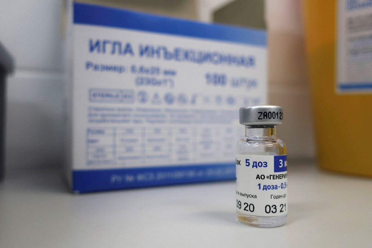 AstraZeneca investigará combinar su vacuna contra covid con la Sputnik V rusa