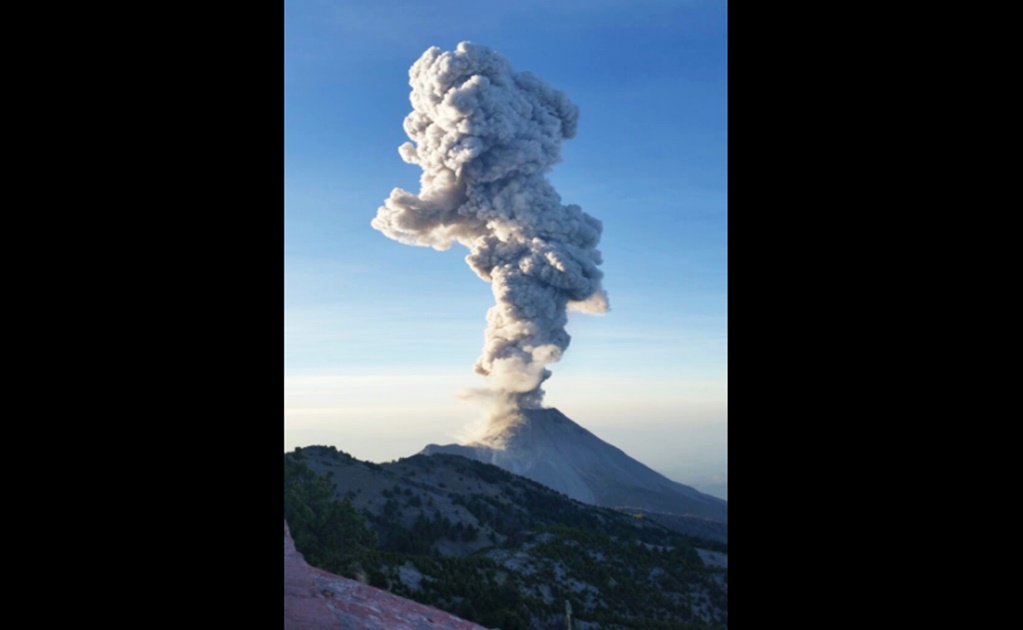 Volcán de Colima registra exhalación de 2 mil 300 metros