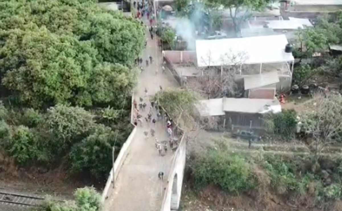 Policías y Guardia Nacional impiden bloqueos a vías de tren en Uruapan, Michoacán