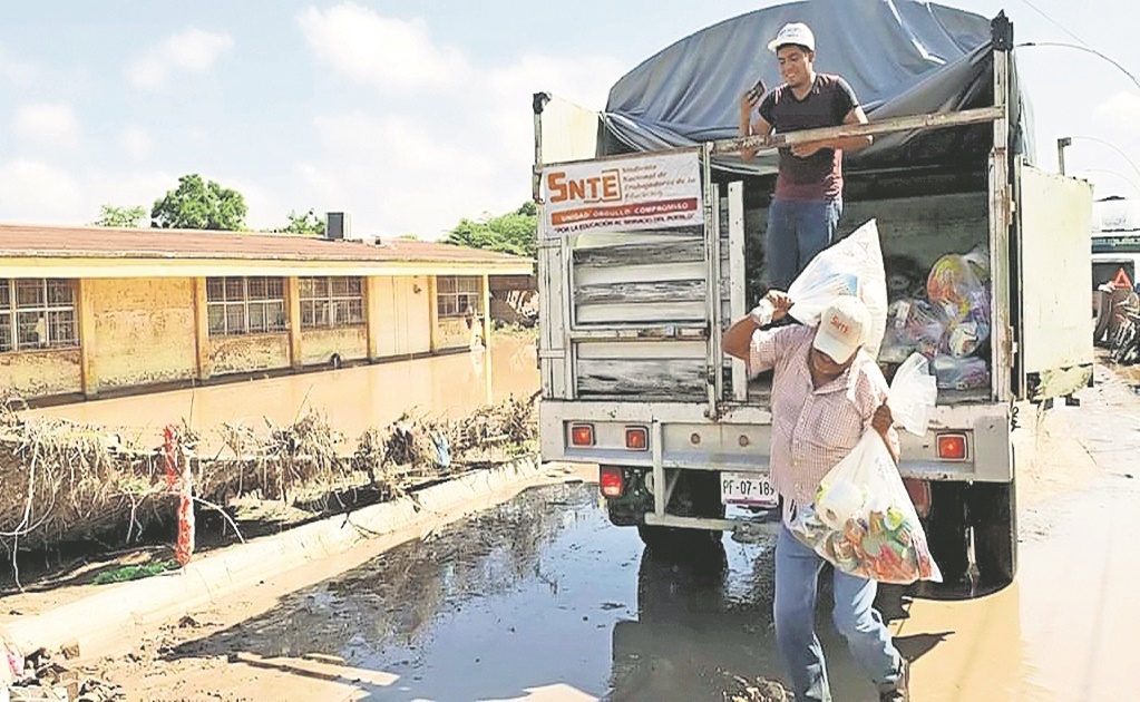 Dona SNTE 12 toneladas de alimentos a afectados por Willa en Nayarit