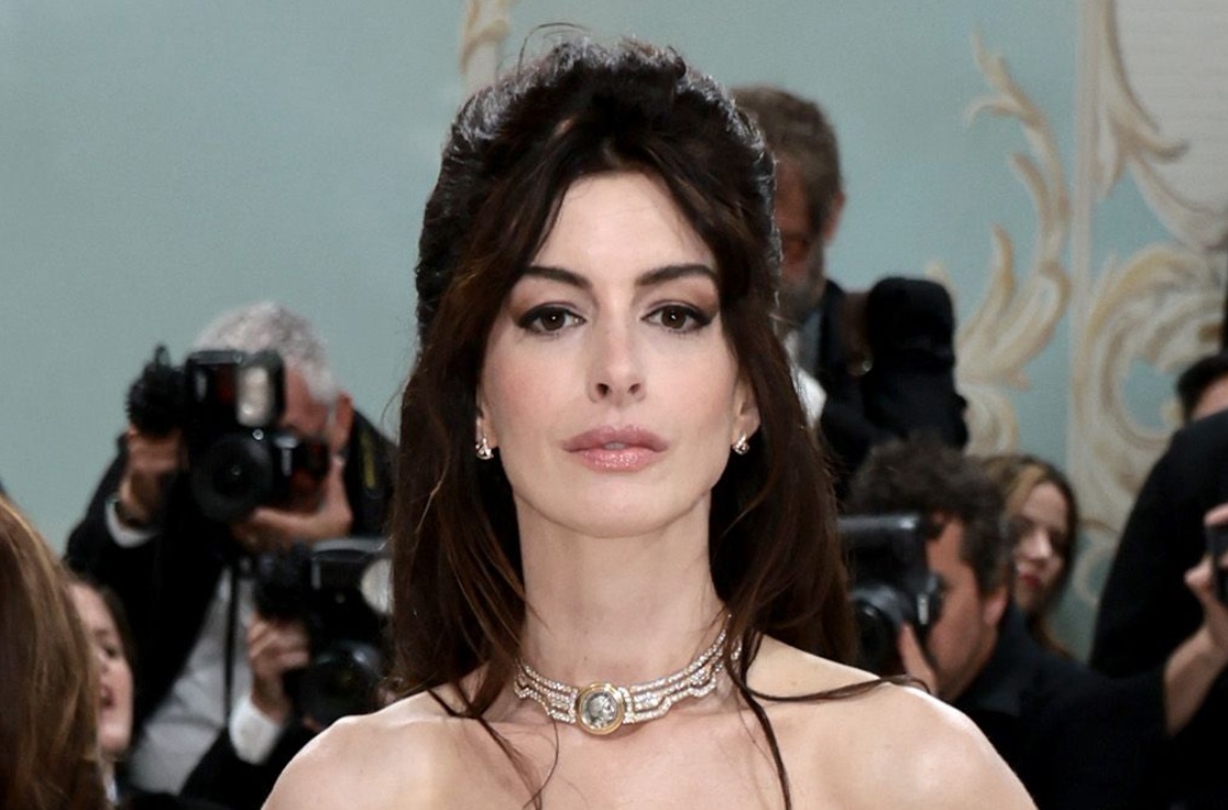 Anne Hathaway una diosa en vestido blanco con sensuales cut outs para la Met Gala 2023