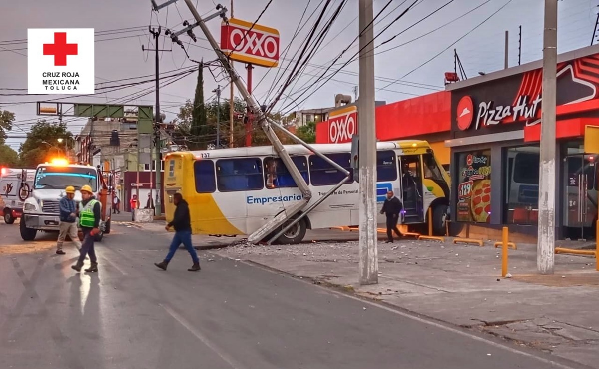 Autobús choca contra Oxxo en Toluca; hay 14 lesionados