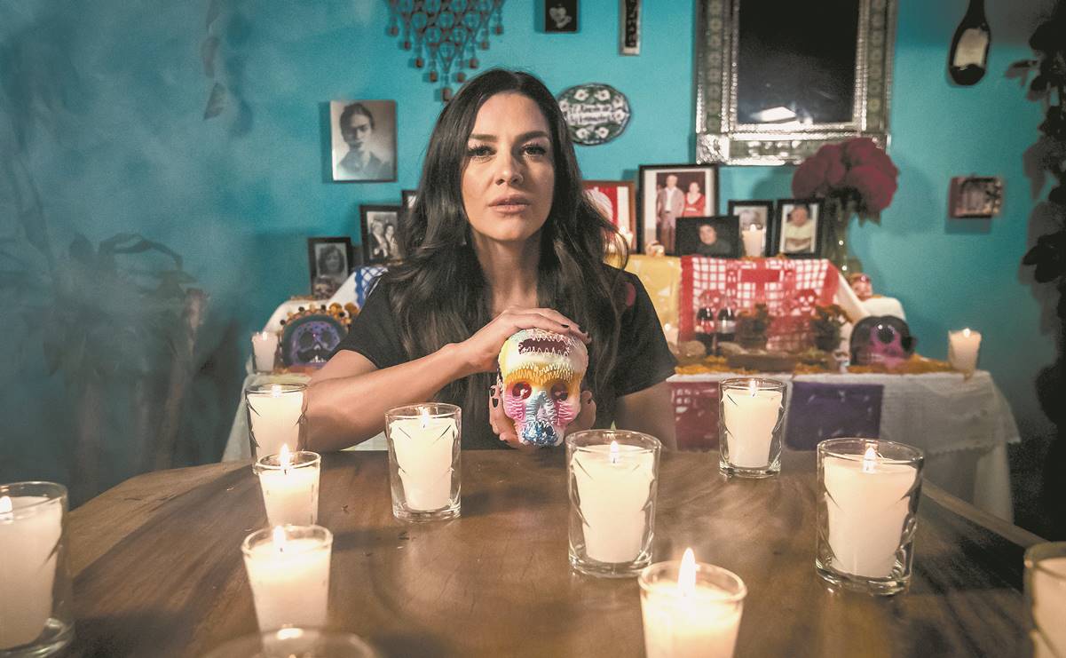 Lidia Ávila pone su altar de día de muertos en honor a su bebé