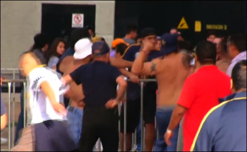 Aficionados de Pumas golpean a seguidores de Cruz Azul en Querétaro