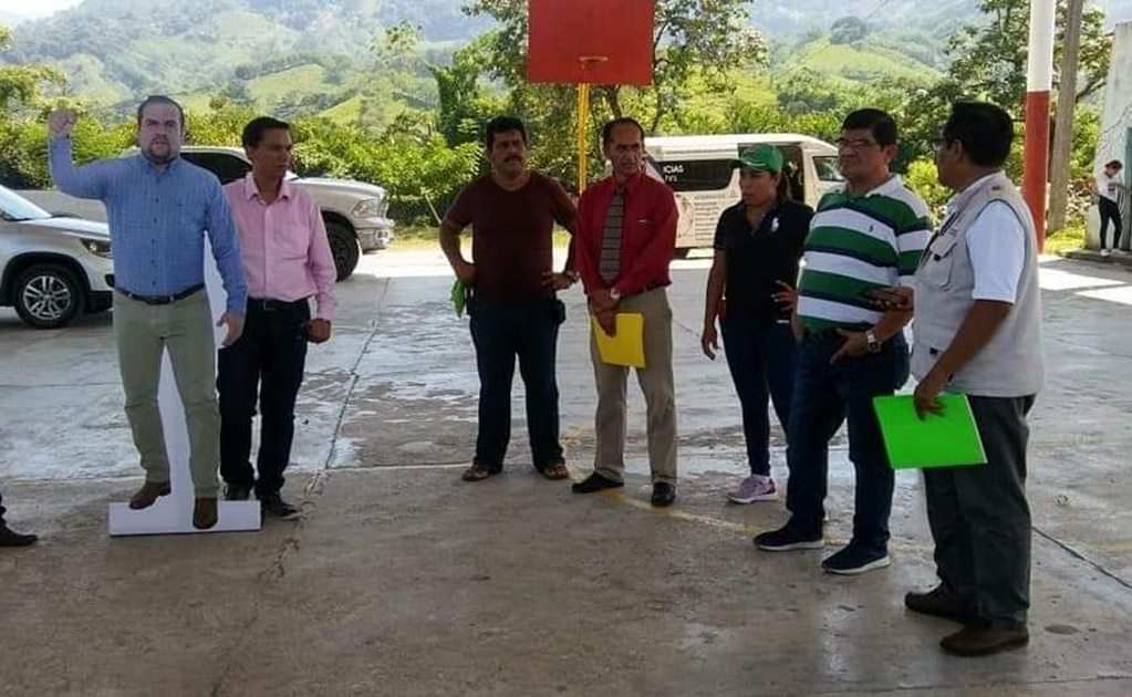 Alcalde de Chiapas usa foto de tamaño real para no estar ausente en eventos
