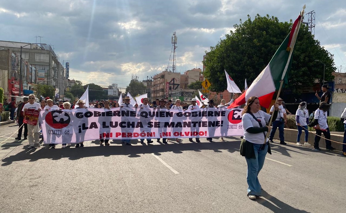 Marchan en la CDMX a 53 años del "Halconazo"; encapuchados vandalizan estación del Metro